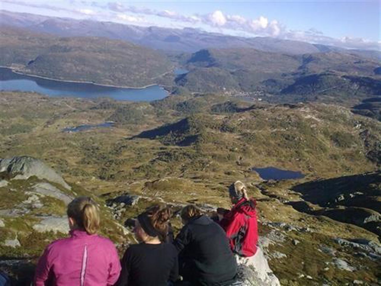 Elevar på fjelltur.