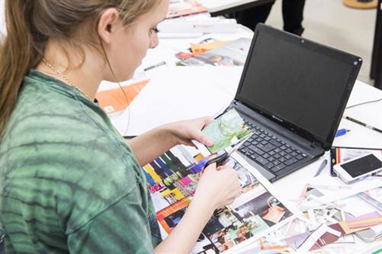 Elev i arbeid med fargar ved pc.