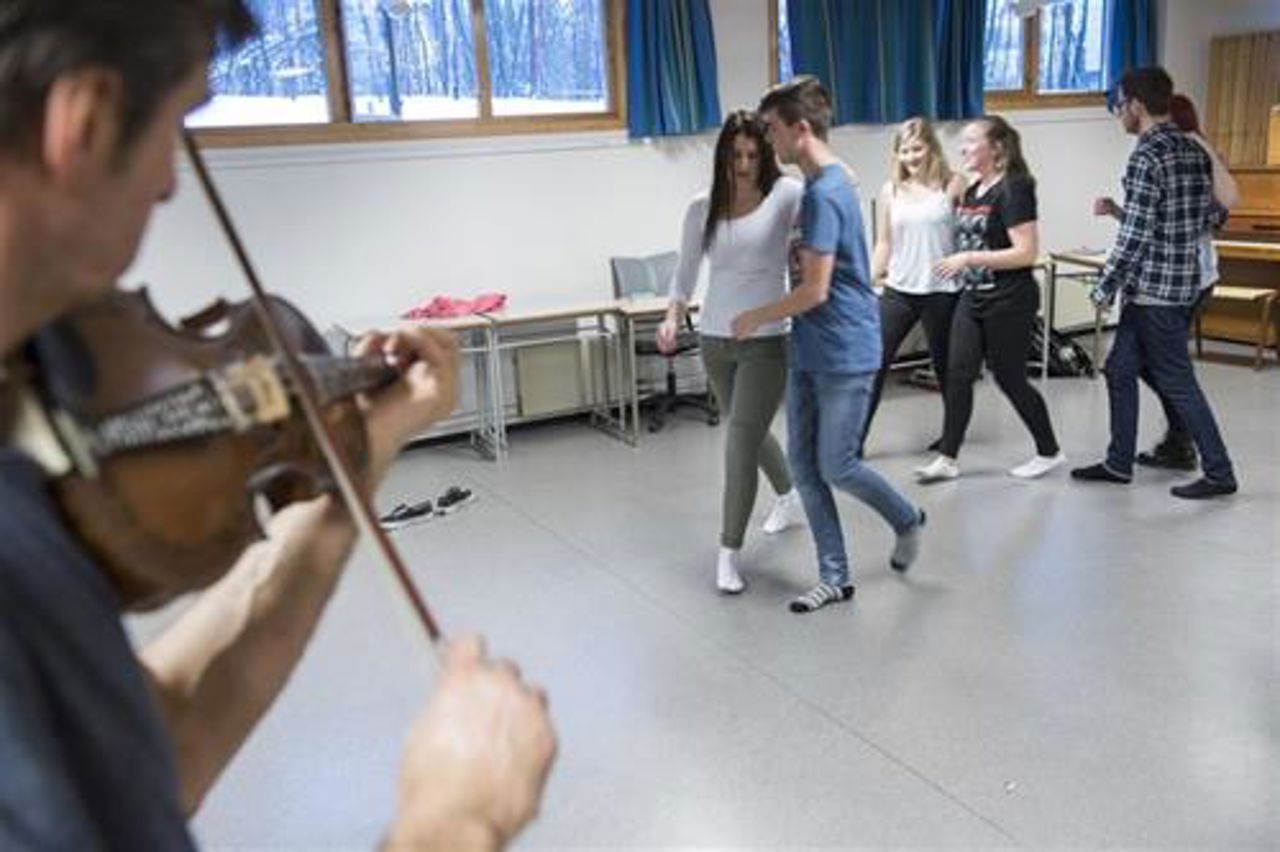 Elevar dansar folkedans.