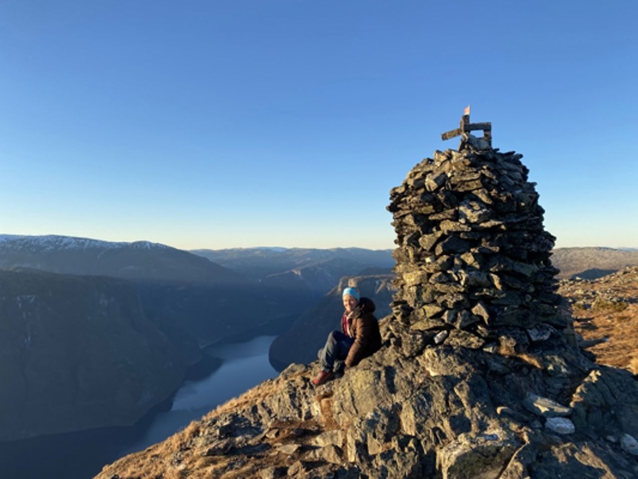Person på veg til fjelltopp.