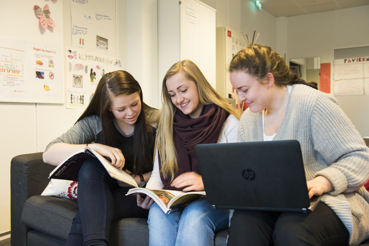 Elevar i klasserommet.